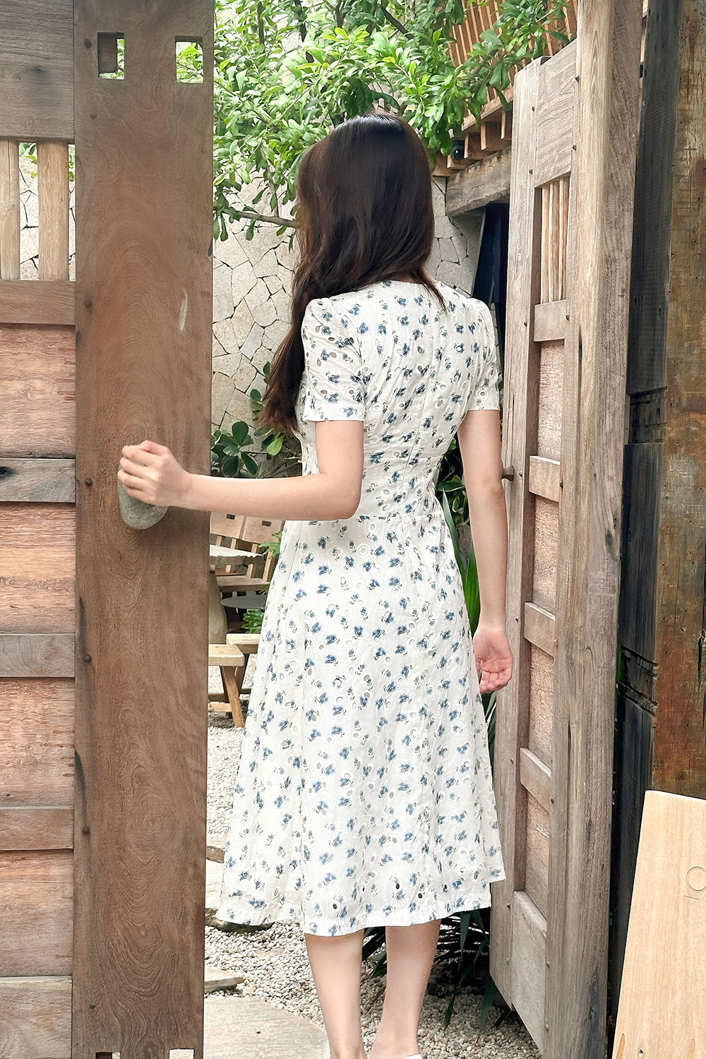 Đầm trắng hoa xanh dáng xòe