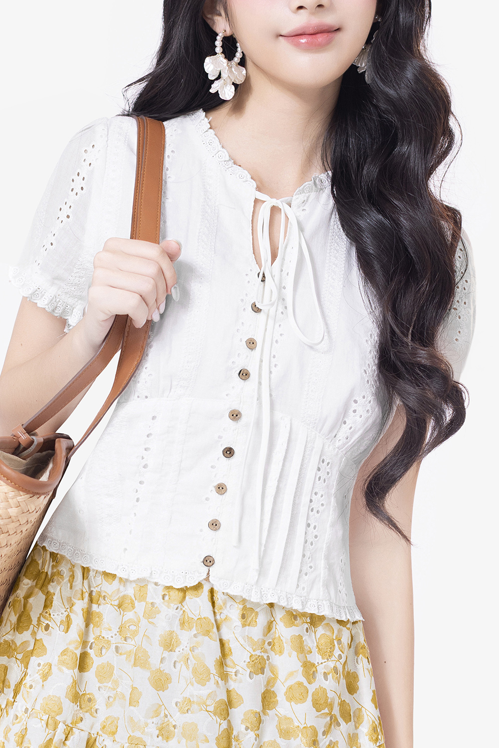 Áo kiểu xô thêu nữ màu trắng