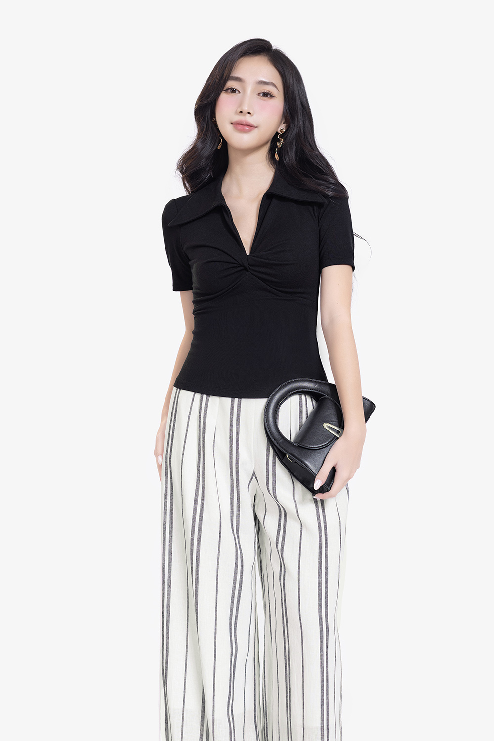 Áo thun polo đen xoắn ngực