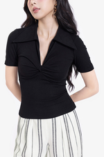 Áo thun polo đen xoắn ngực