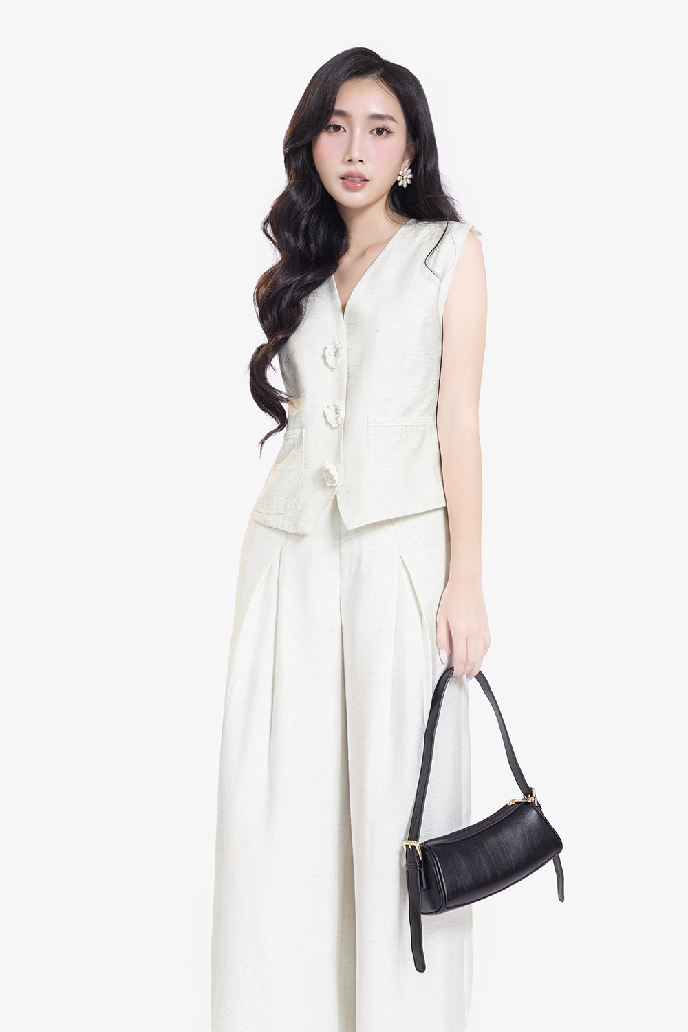 Áo gile nữ màu trắng kem đính cúc hoa