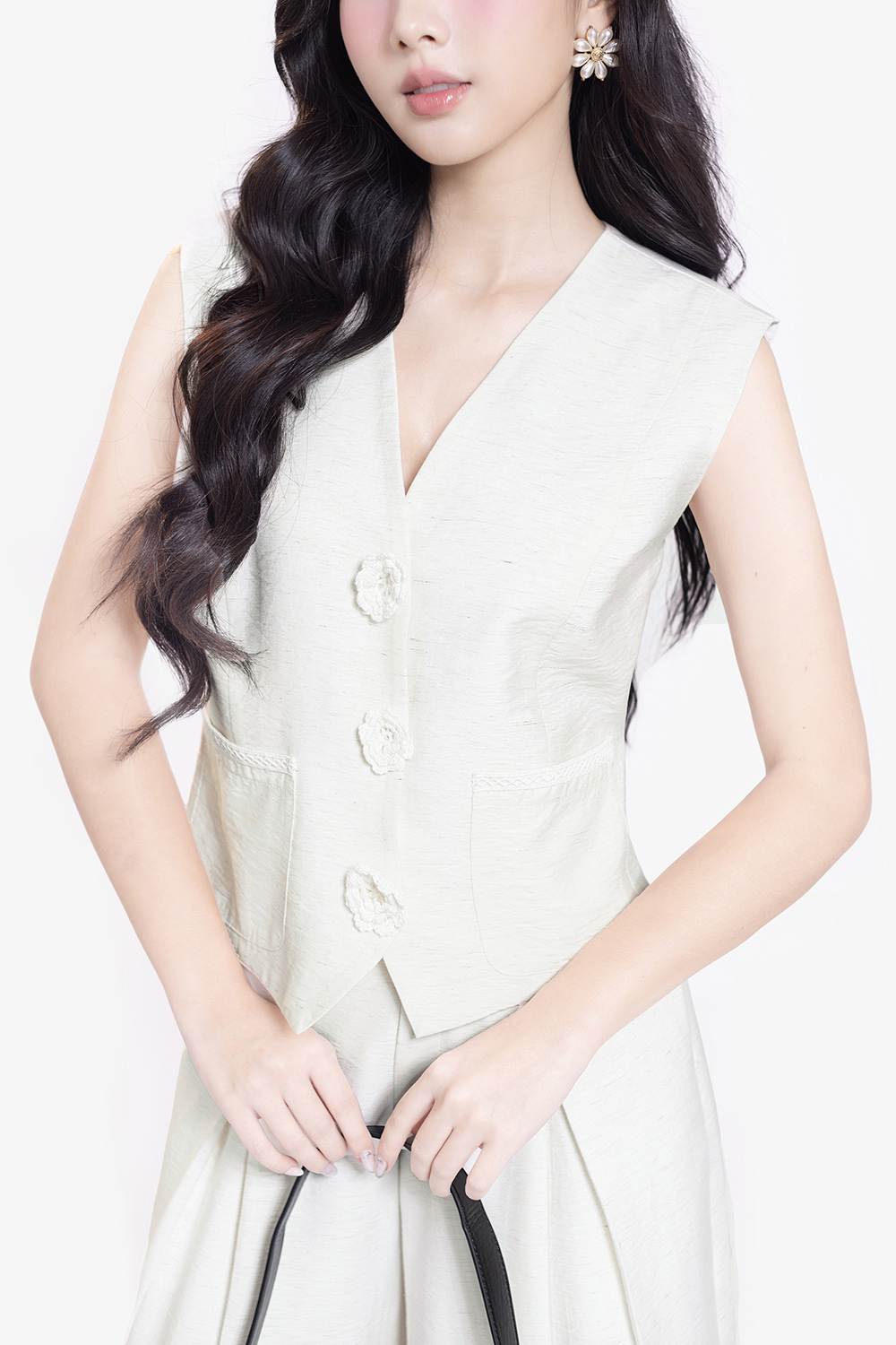 Áo gile nữ màu trắng kem đính cúc hoa
