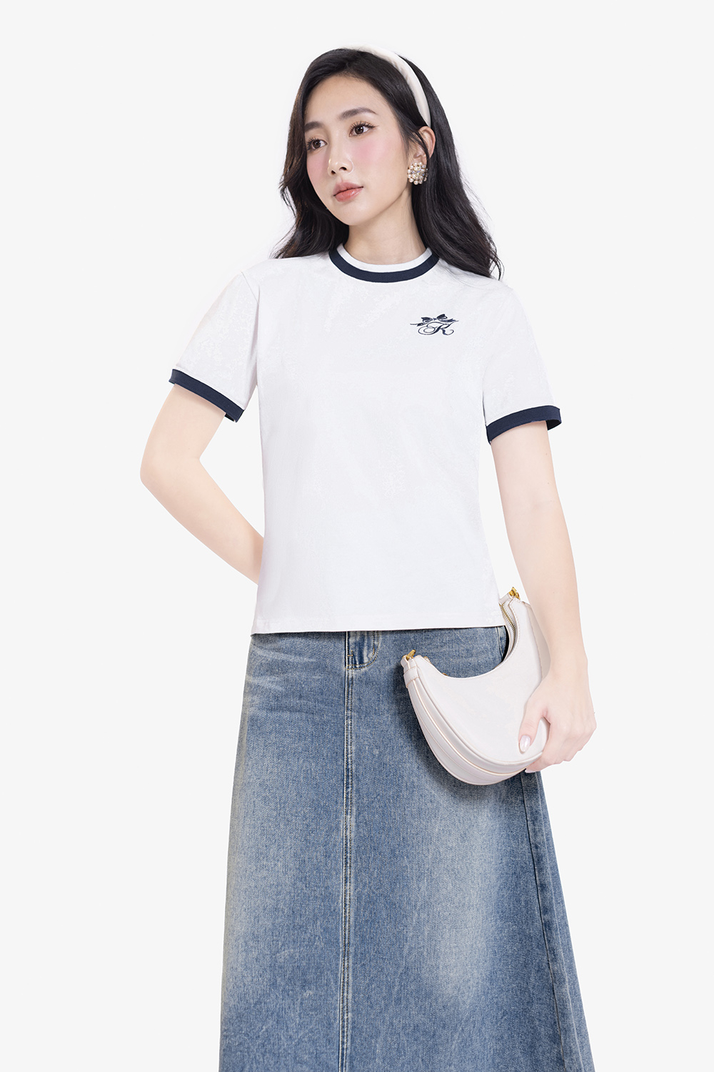 Áo thun trắng cổ tròn viền xanh đen