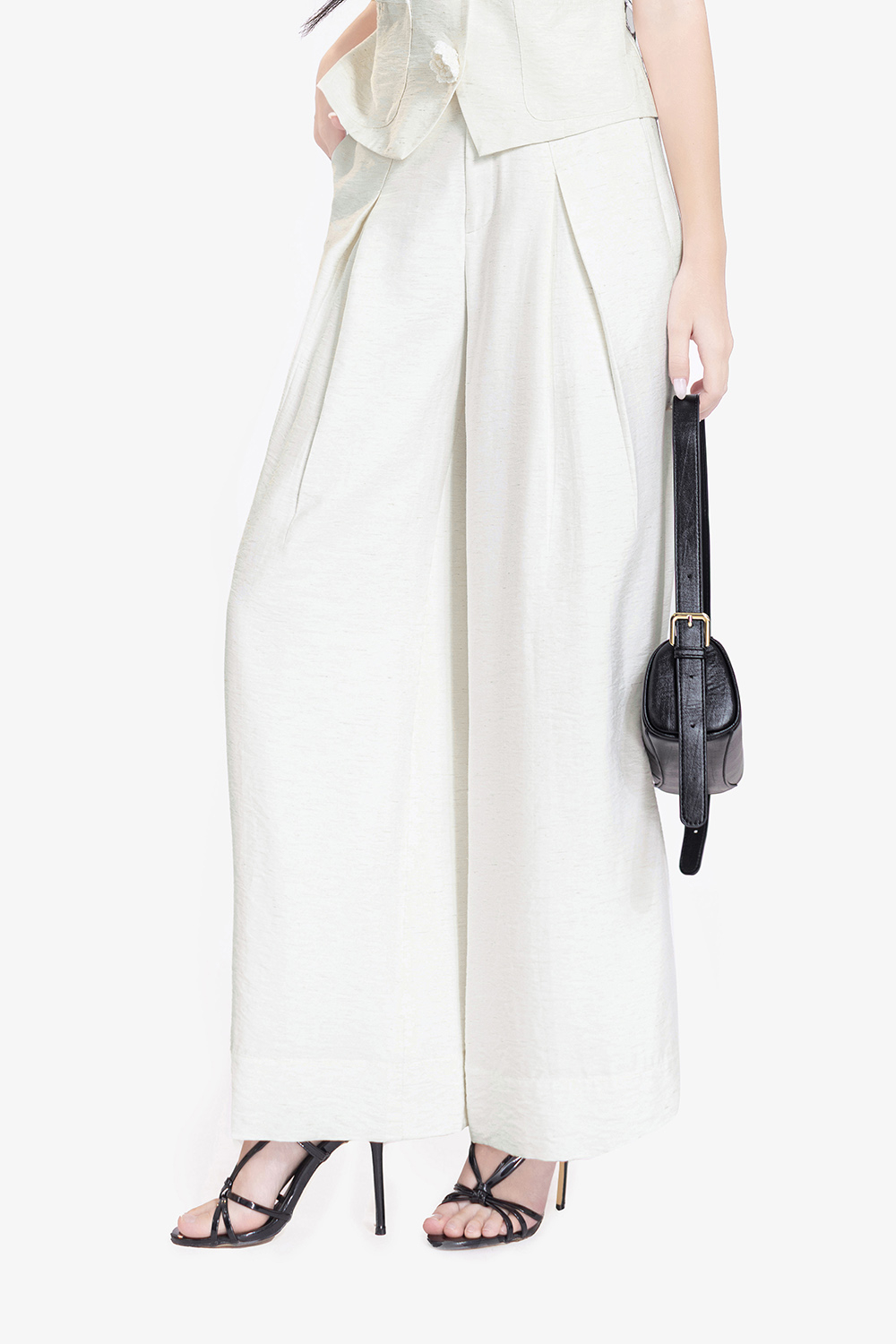 Quần đũi màu trắng dáng suông lưng cao