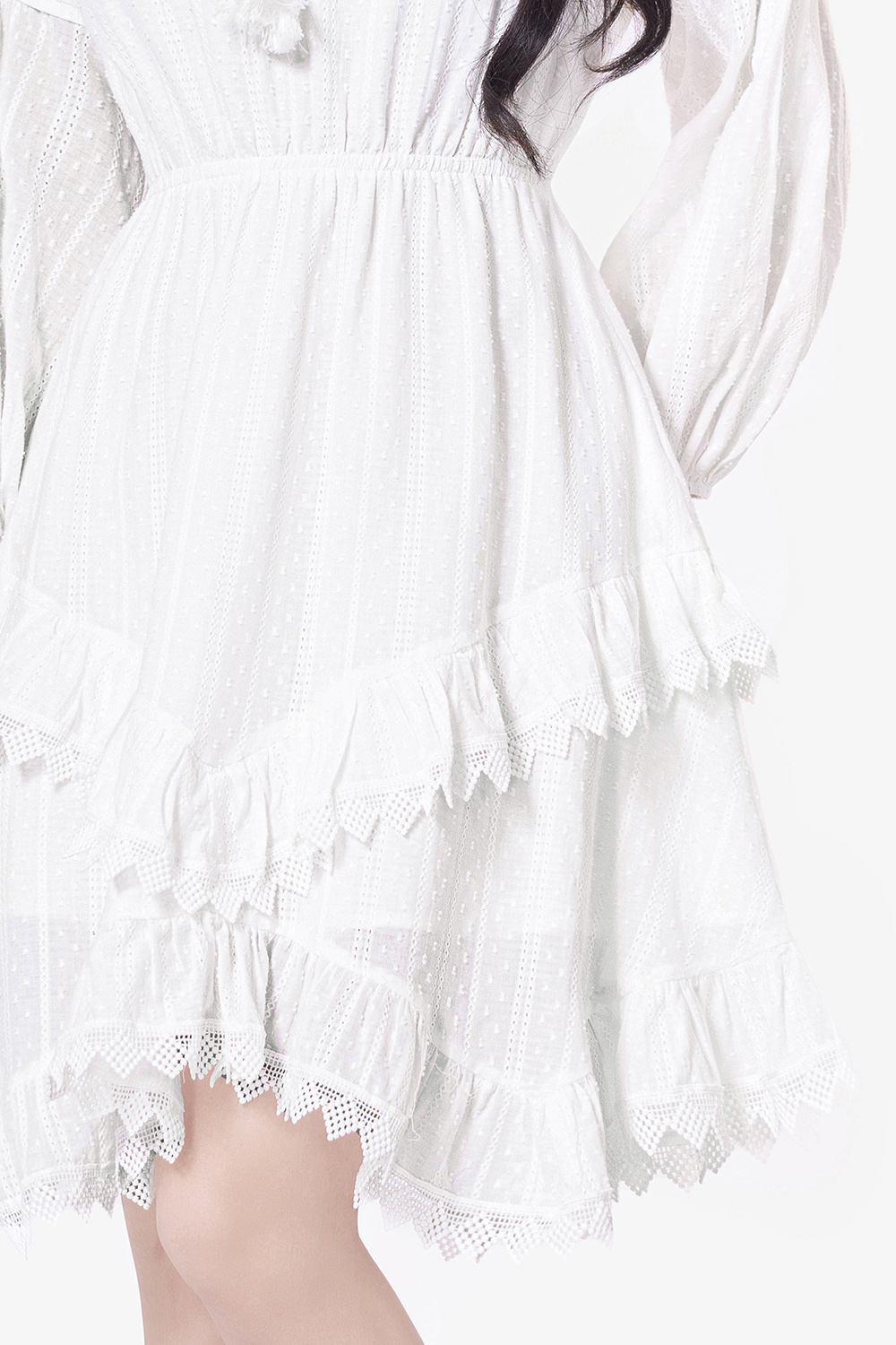 Đầm trắng tay dài dáng xòe phối bèo