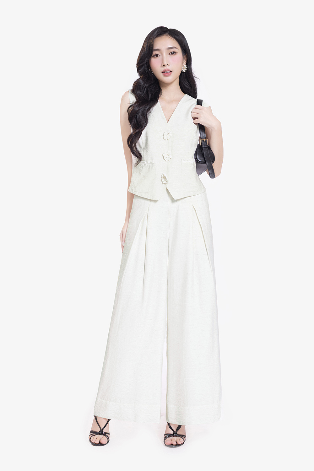 Áo gile nữ màu trắng kem đính cúc hoa