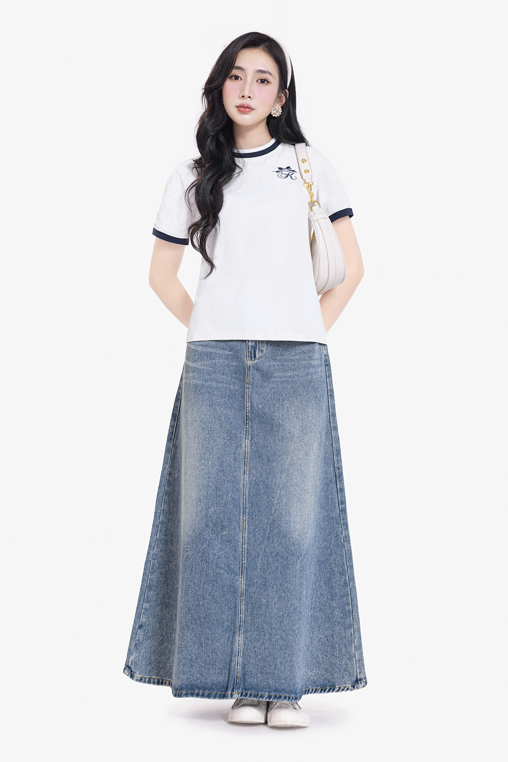 Áo thun trắng cổ tròn viền xanh đen