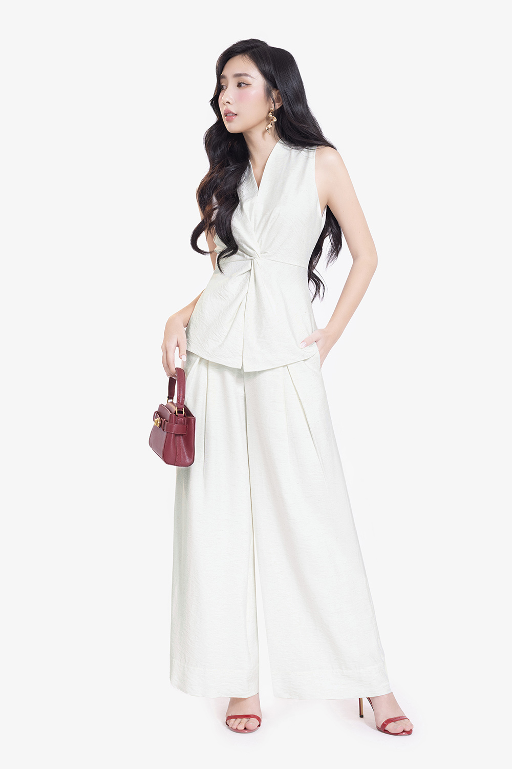 Quần đũi màu trắng dáng suông lưng cao