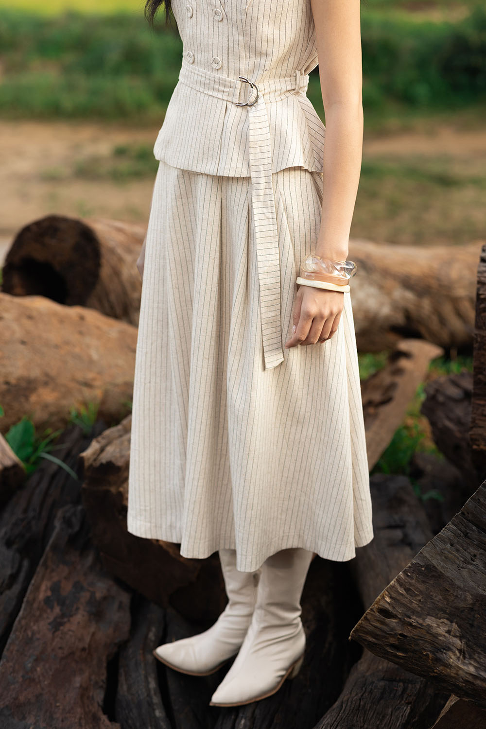 Chân váy xòe midi kẻ sọc