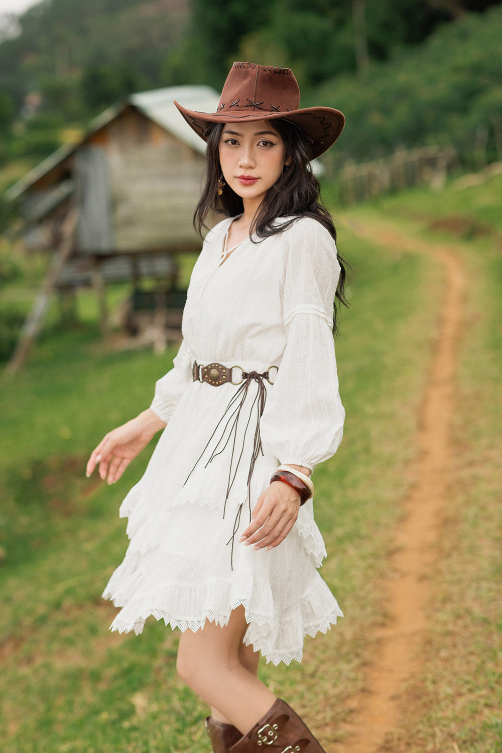 Đầm trắng tay dài dáng xòe phối bèo