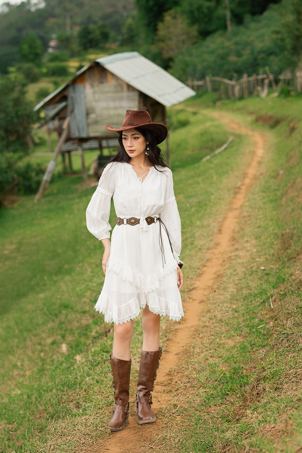 Đầm trắng tay dài dáng xòe phối bèo HL31-34