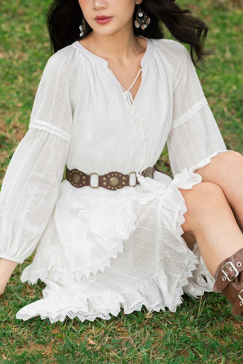 Đầm trắng tay dài dáng xòe phối bèo