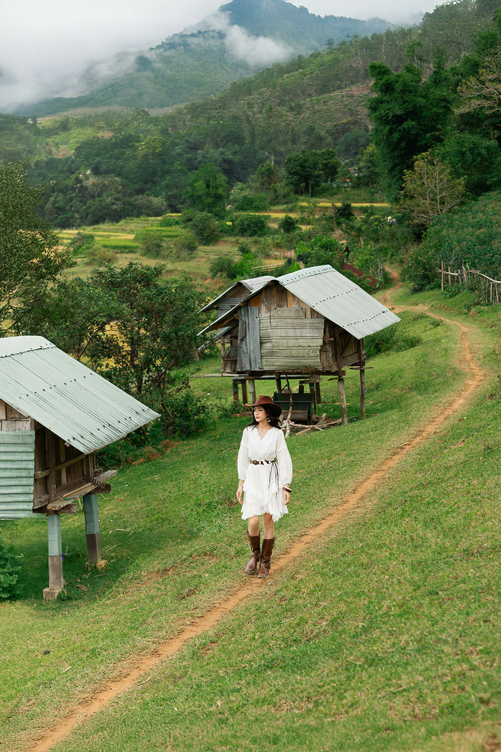 Đầm trắng tay dài dáng xòe phối bèo