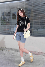 Áo thun nữ màu đen thêu hoa