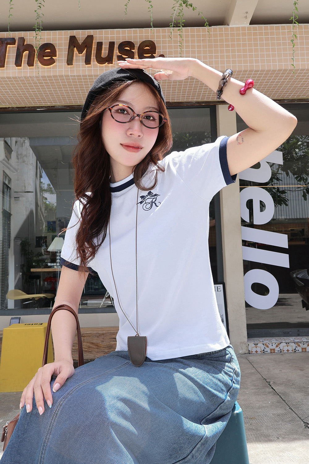 Áo thun trắng cổ tròn viền xanh đen