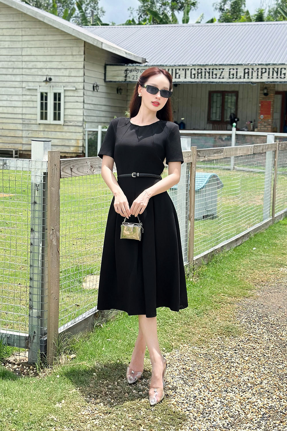 Đầm đen công sở dáng xòe xếp ly