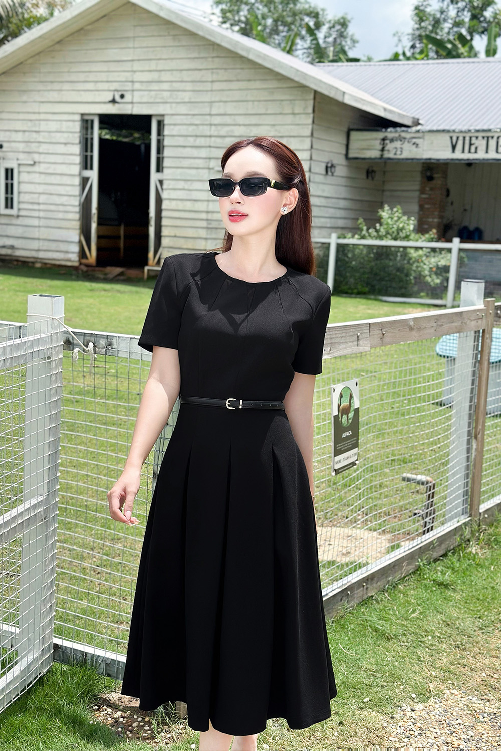 Đầm đen công sở dáng xòe xếp ly