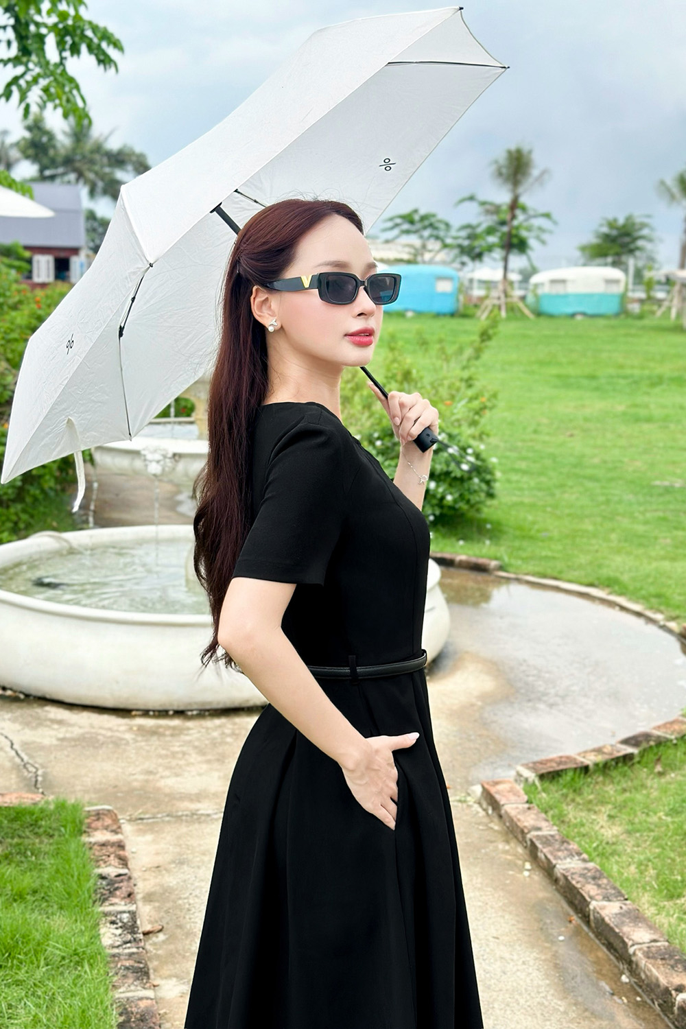 Đầm đen công sở dáng xòe xếp ly