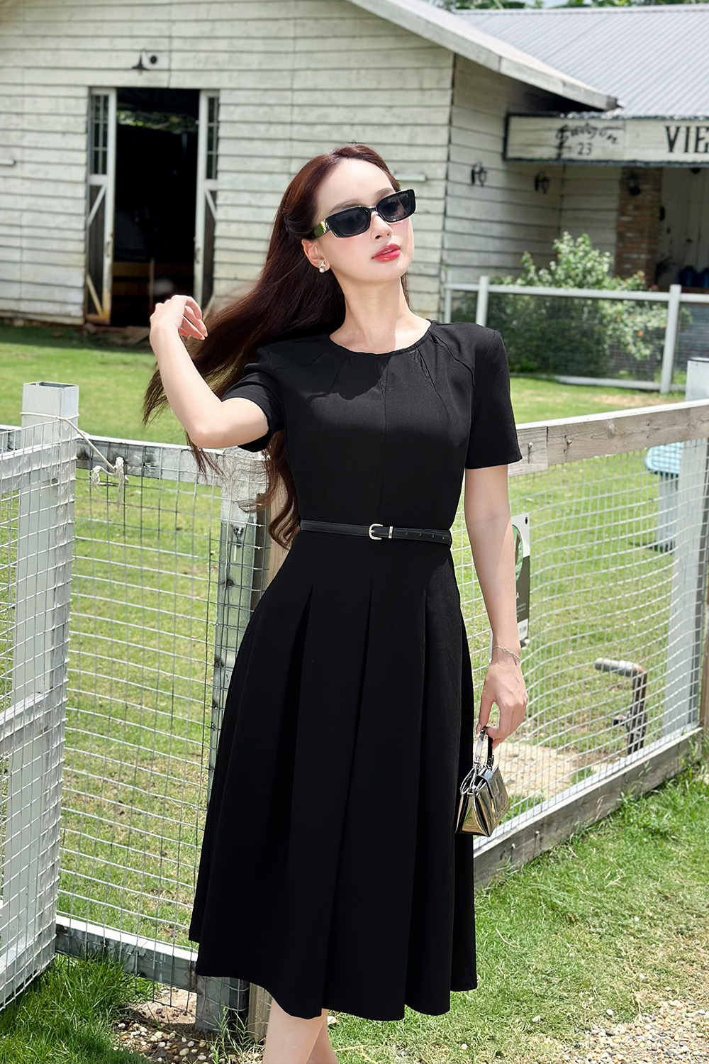 Đầm đen công sở dáng xòe xếp ly