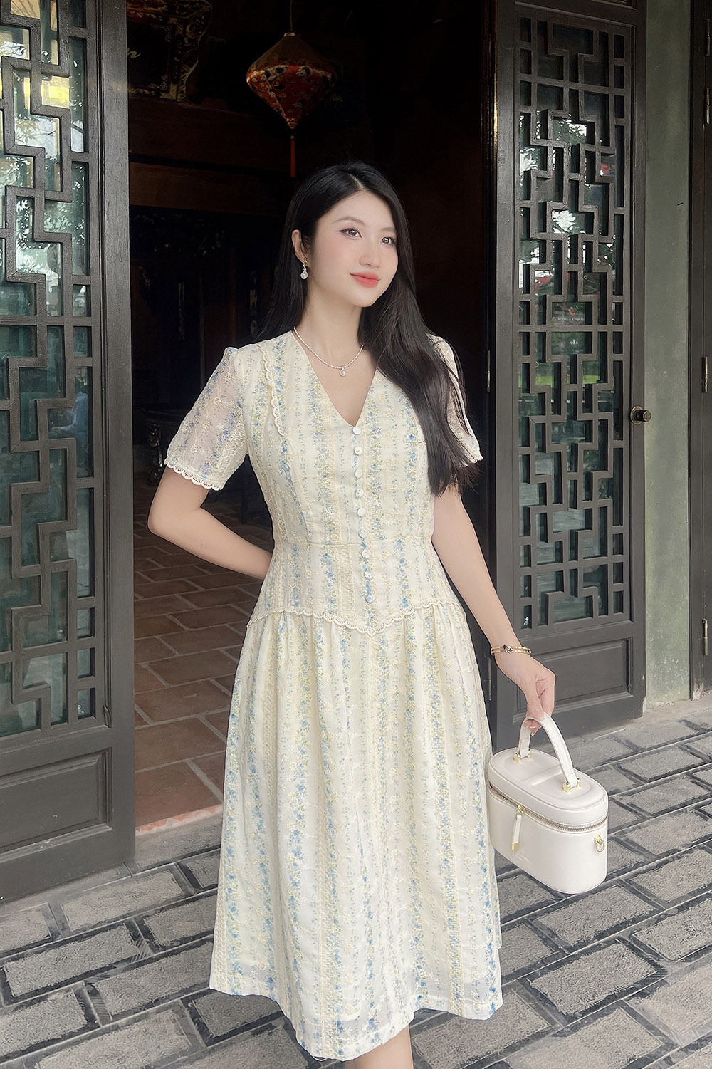 Đầm xô thêu dáng xòe phối họa tiết