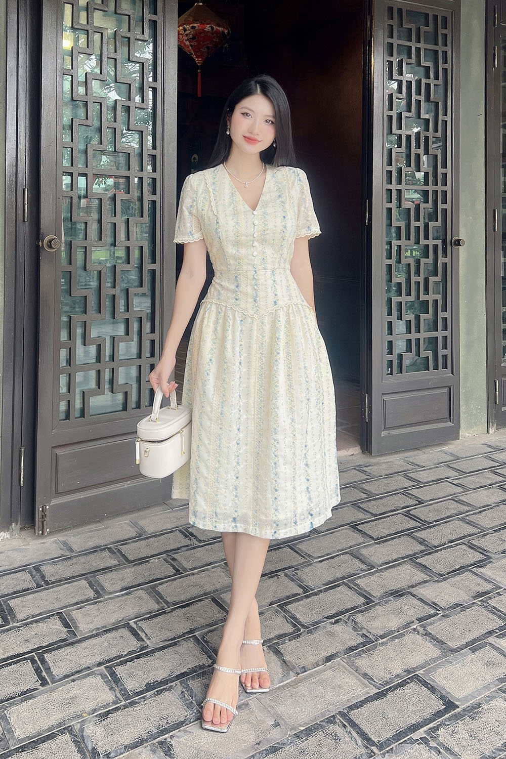 Đầm xô thêu dáng xòe phối họa tiết