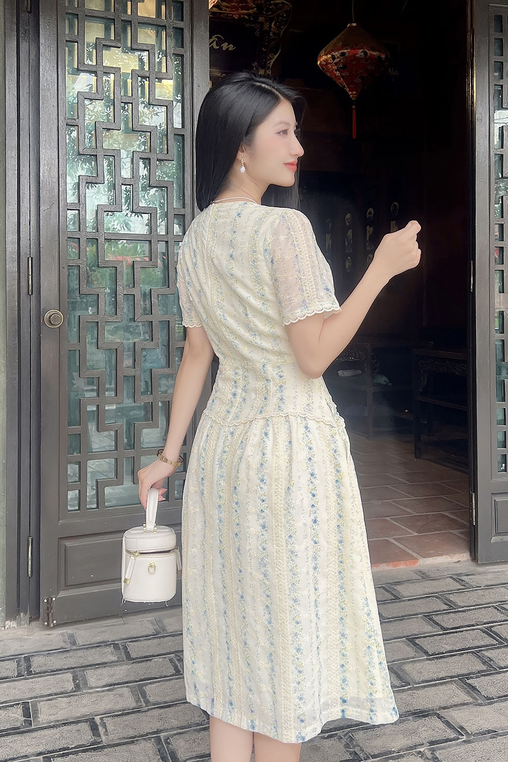 Đầm xô thêu dáng xòe phối họa tiết