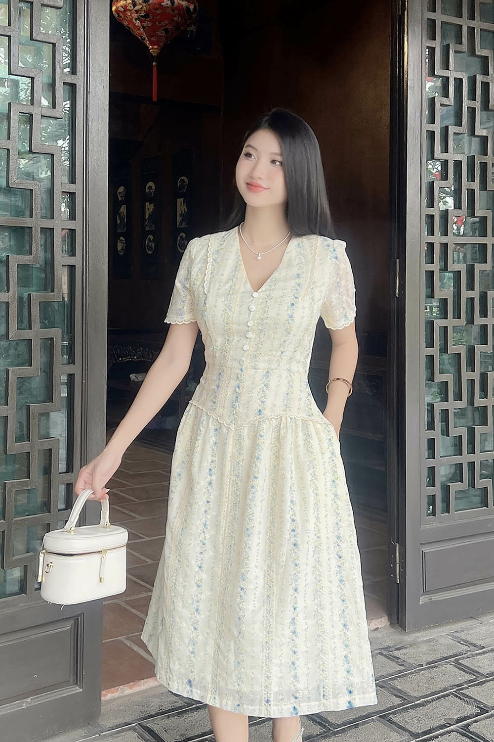 Đầm xô thêu dáng xòe phối họa tiết