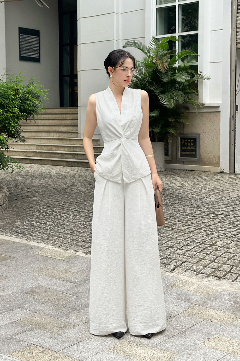 Quần đũi màu trắng dáng suông lưng cao