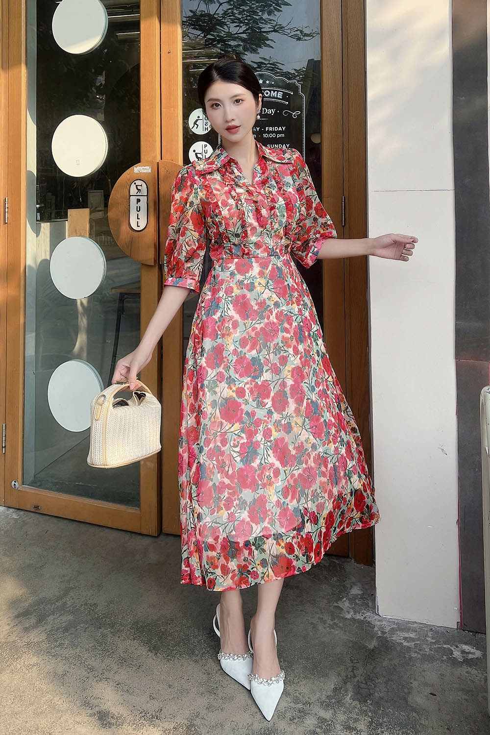 Đầm voan xòe hoa đỏ cổ sơ mi tay lỡ