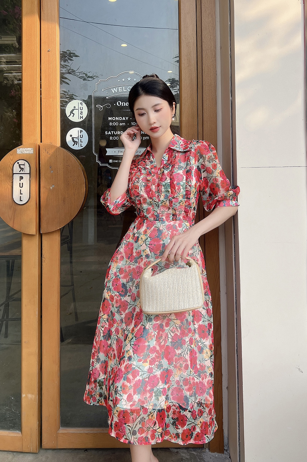 Đầm voan xòe hoa đỏ cổ sơ mi tay lỡ