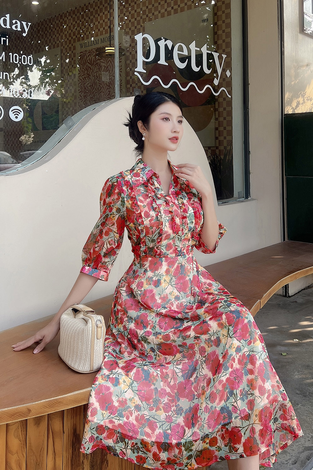 Đầm voan xòe hoa đỏ cổ sơ mi tay lỡ