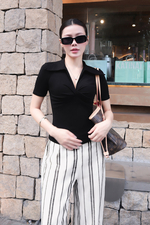 Áo thun polo đen xoắn ngực