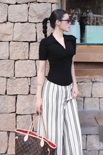 Áo thun polo đen xoắn ngực
