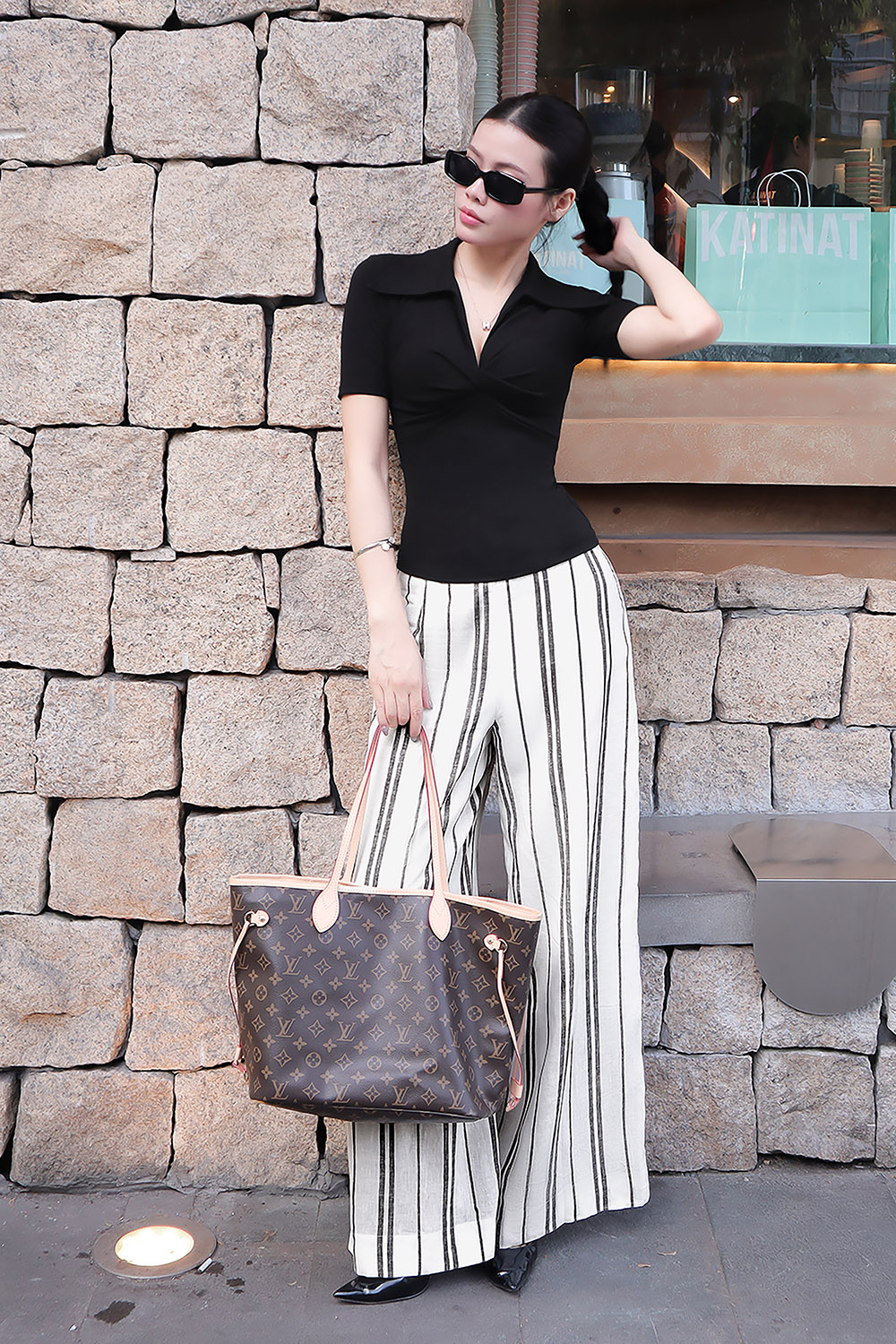 Áo thun polo đen xoắn ngực