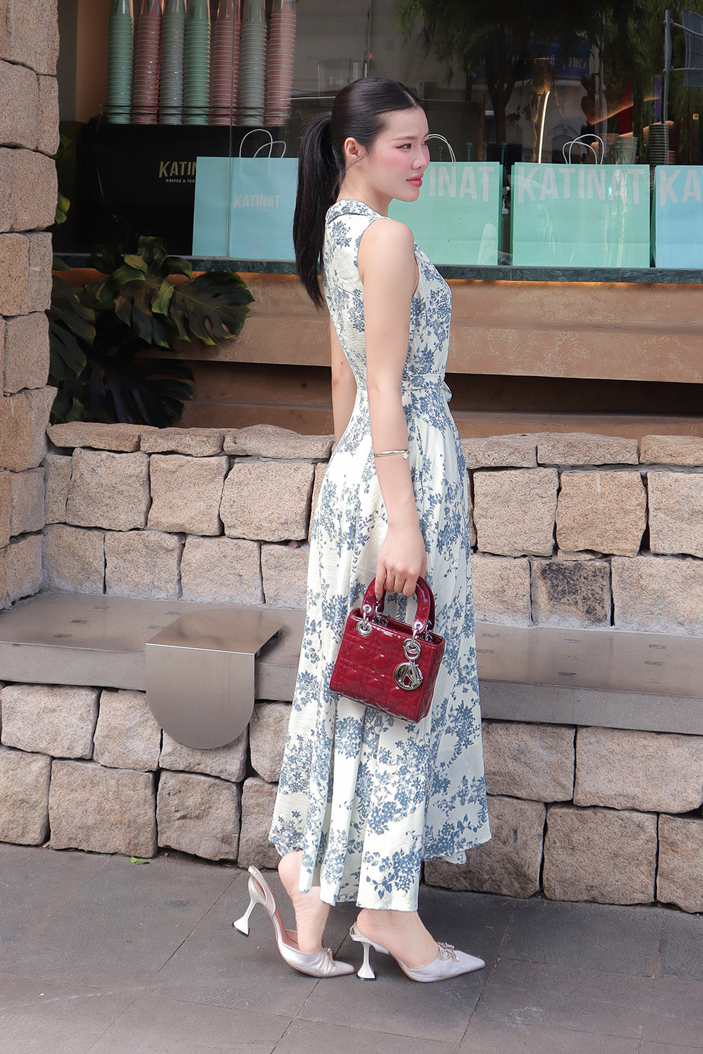 Đầm trắng hoa nhí dáng xòe dài