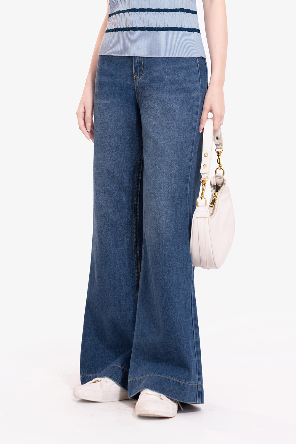 Quần jeans ống suông loe nhẹ