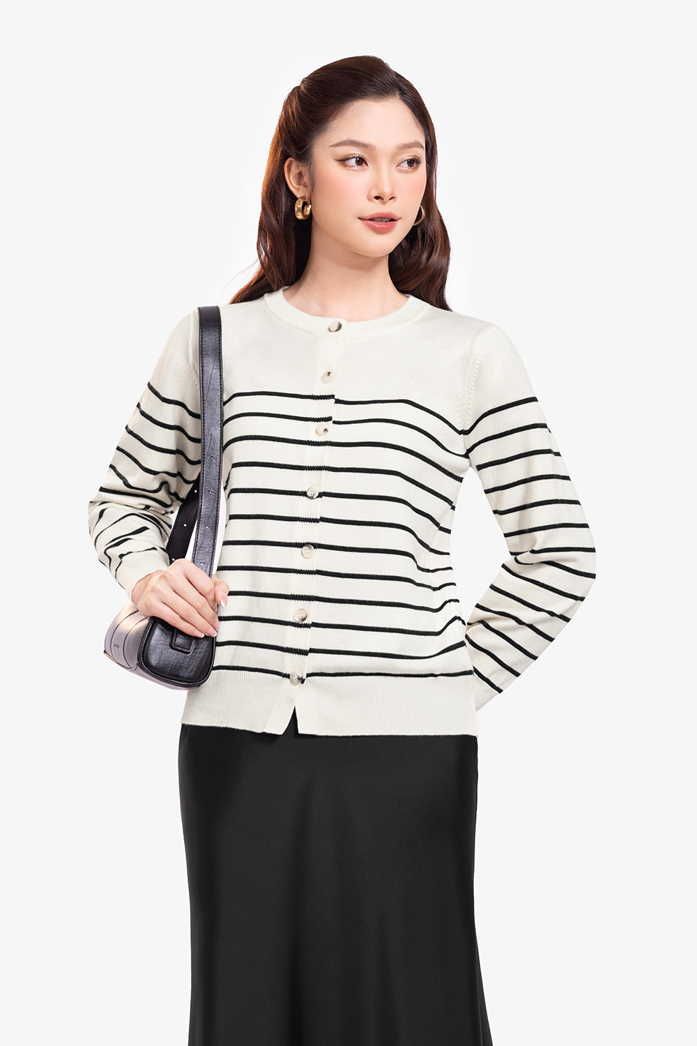 Áo len dệt kim kem sọc đen tay dài