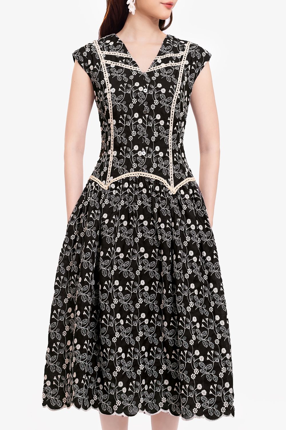 Đầm xòe xô thêu hoa viền đăng ten