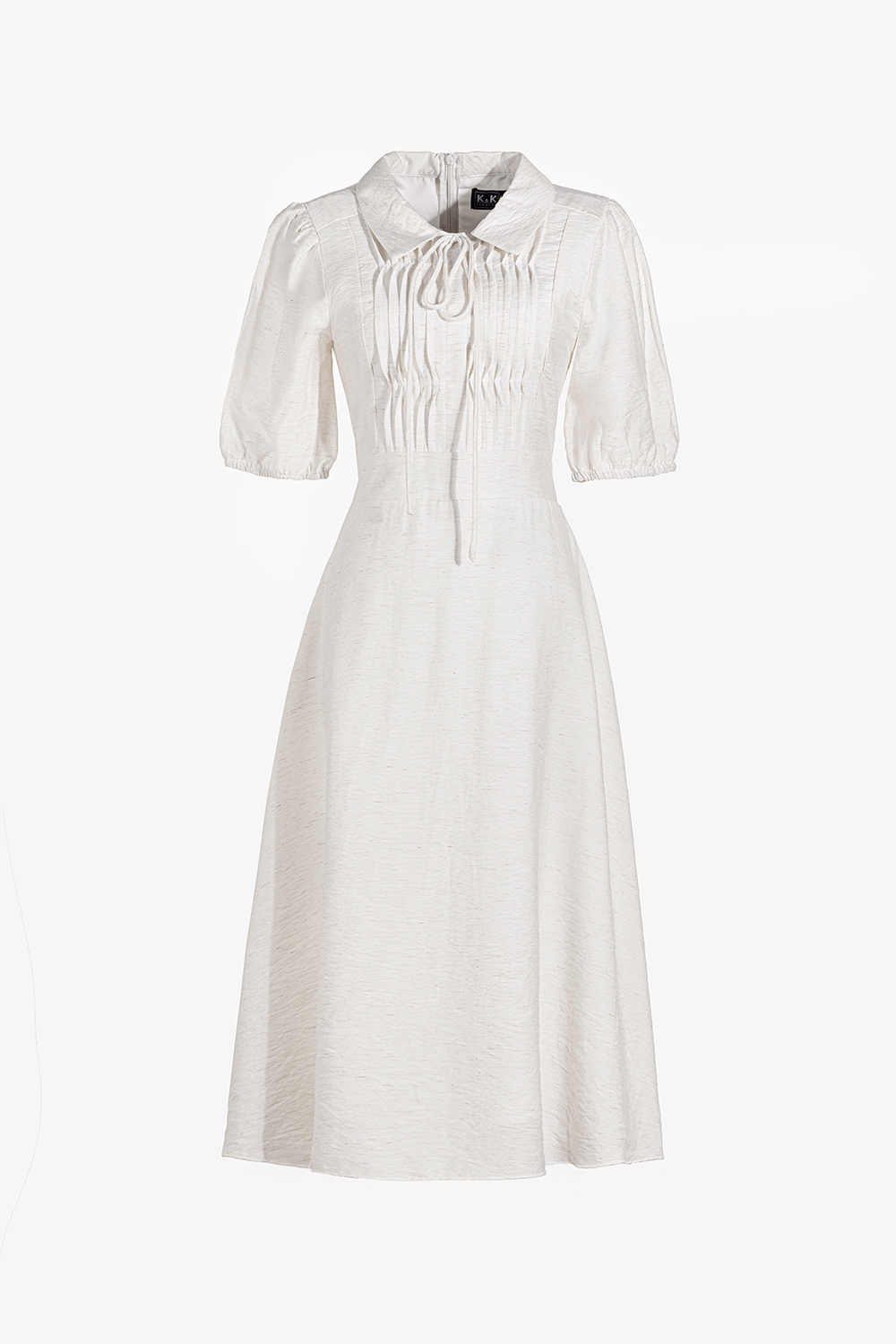 Đầm trắng dáng xòe ngực xếp nếp