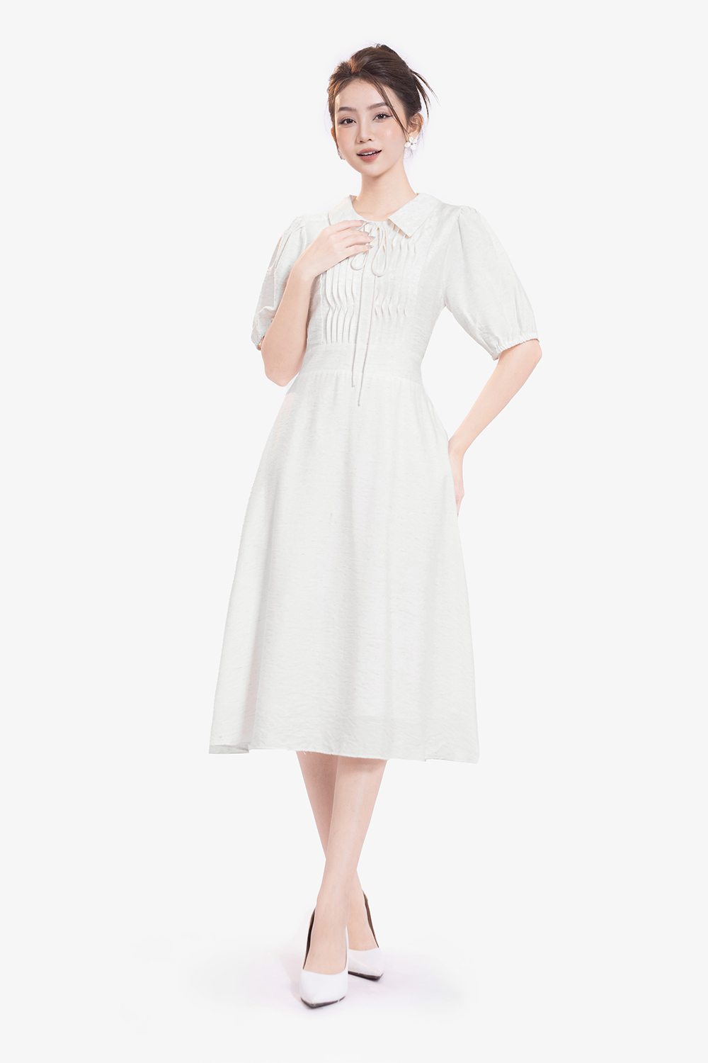 Đầm trắng dáng xòe ngực xếp nếp