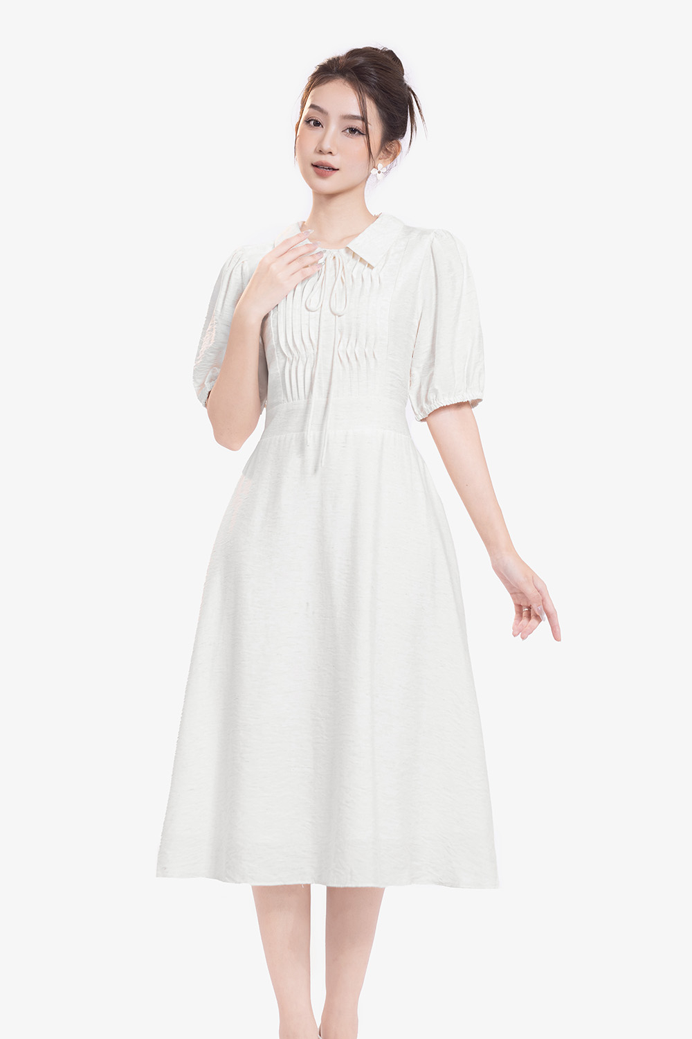 Đầm trắng dáng xòe ngực xếp nếp