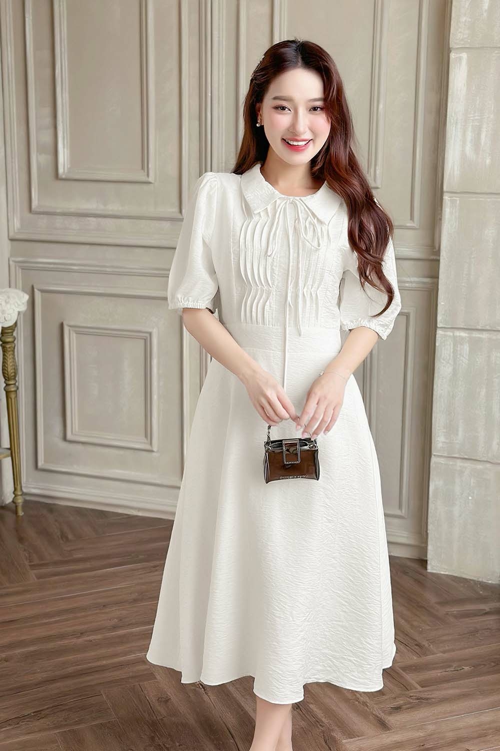 Đầm trắng dáng xòe ngực xếp nếp