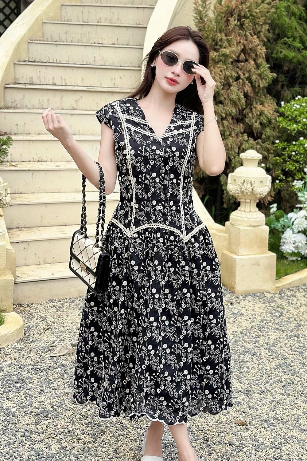 Đầm xòe xô thêu hoa viền đăng ten