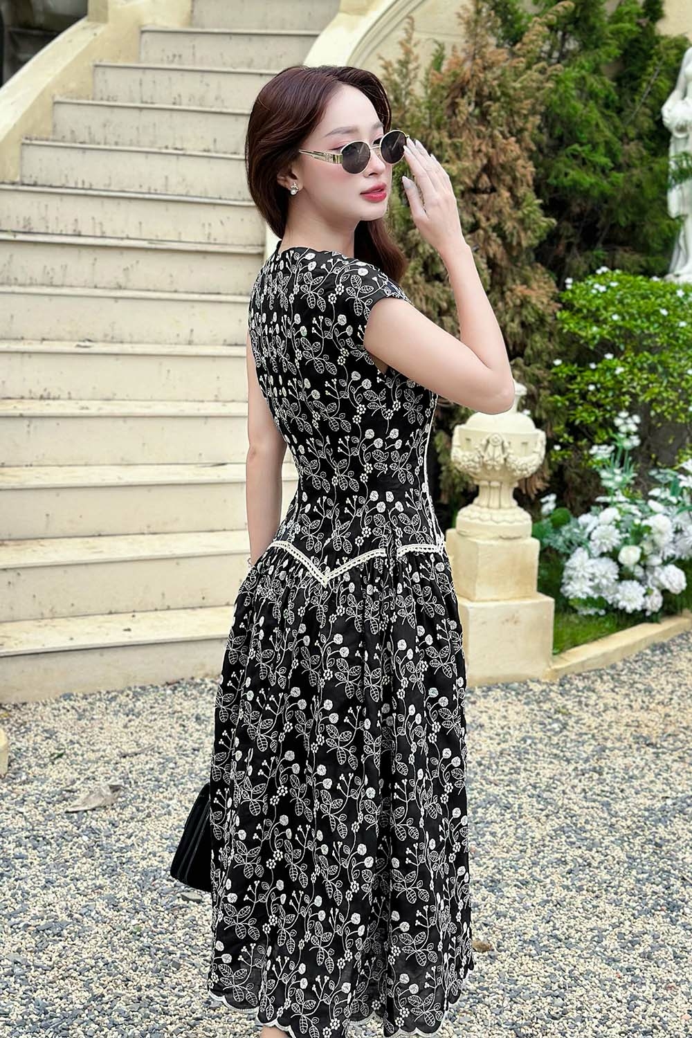 Đầm xòe xô thêu hoa viền đăng ten