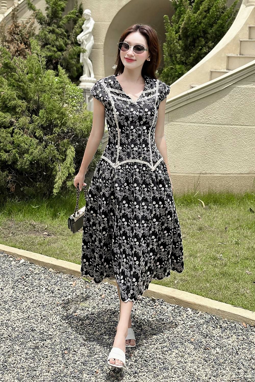 Đầm xòe xô thêu hoa viền đăng ten