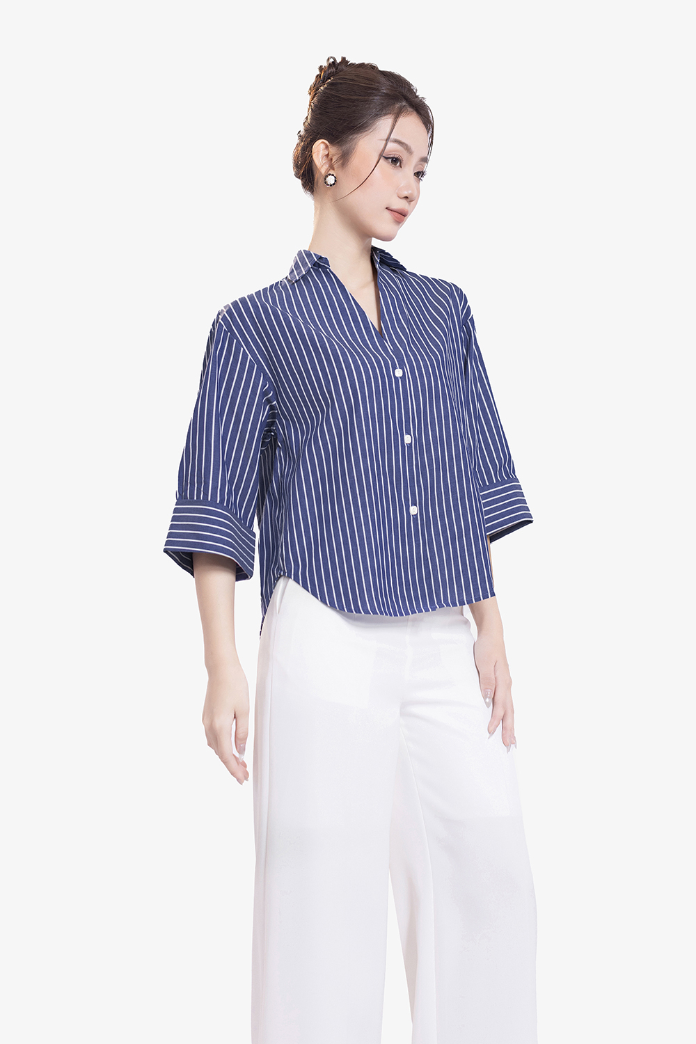 Áo sơ mi xanh kẻ sọc trắng tay lỡ