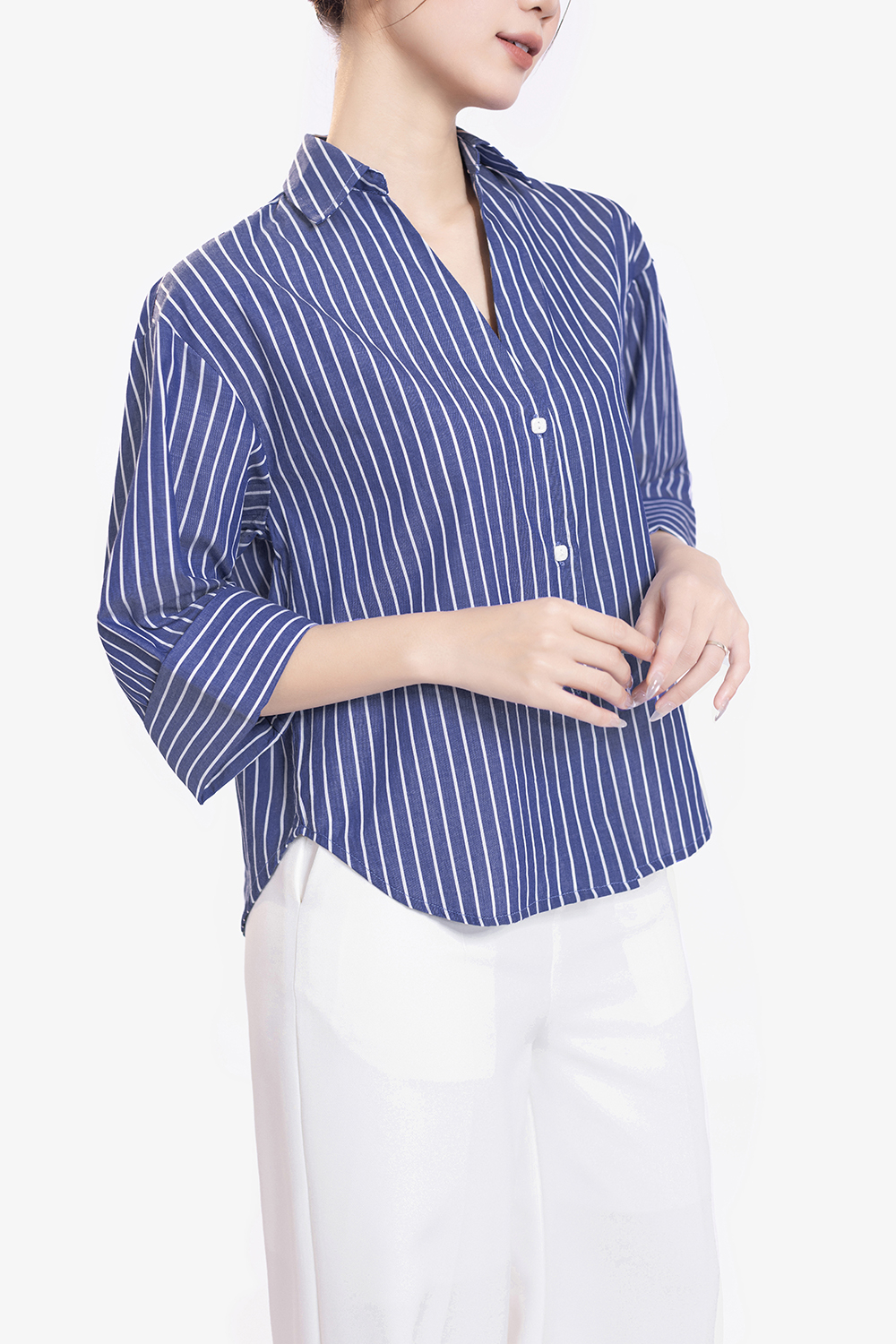 Áo sơ mi xanh kẻ sọc trắng tay lỡ