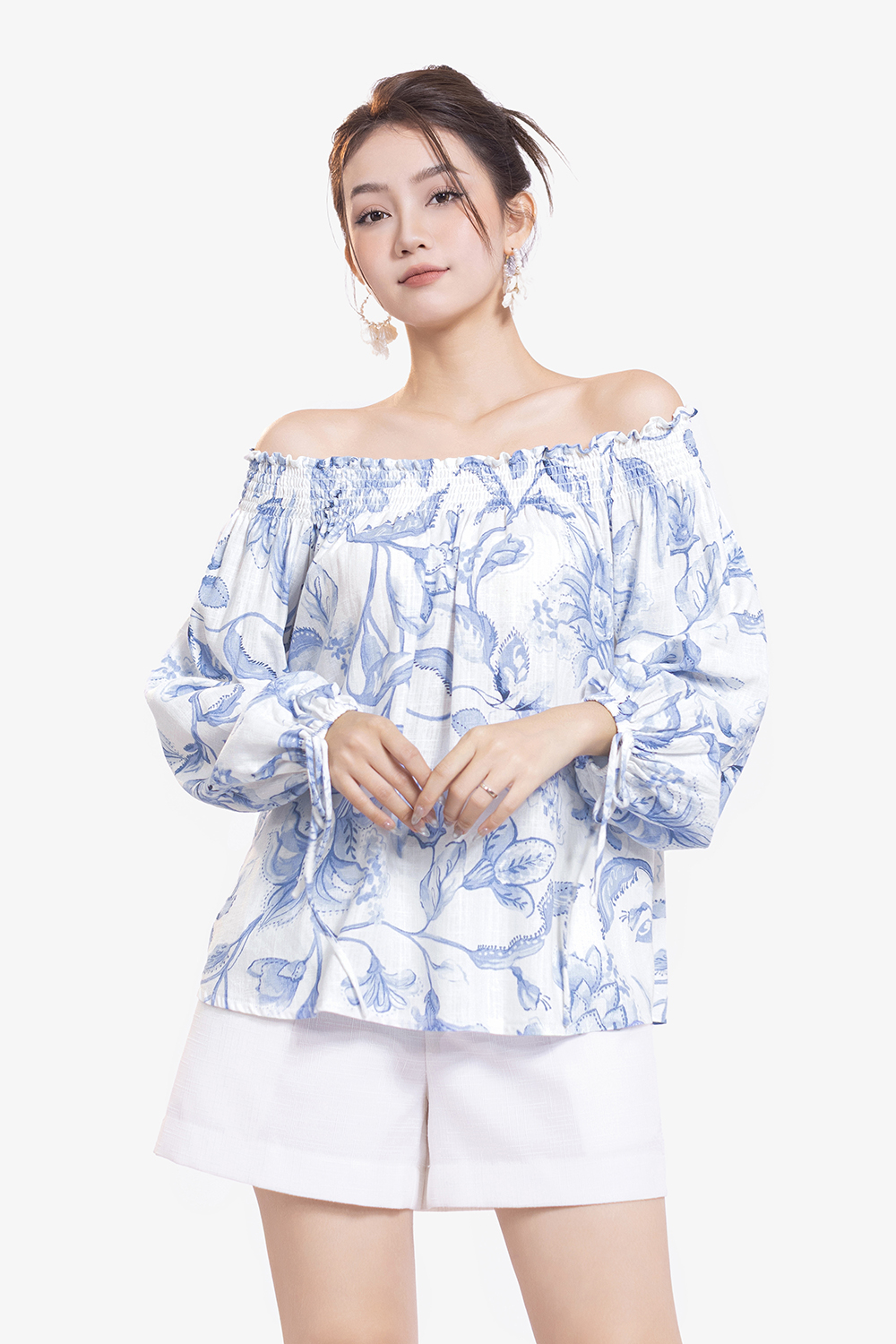 Áo kiểu họa tiết hoa trễ vai tay dài