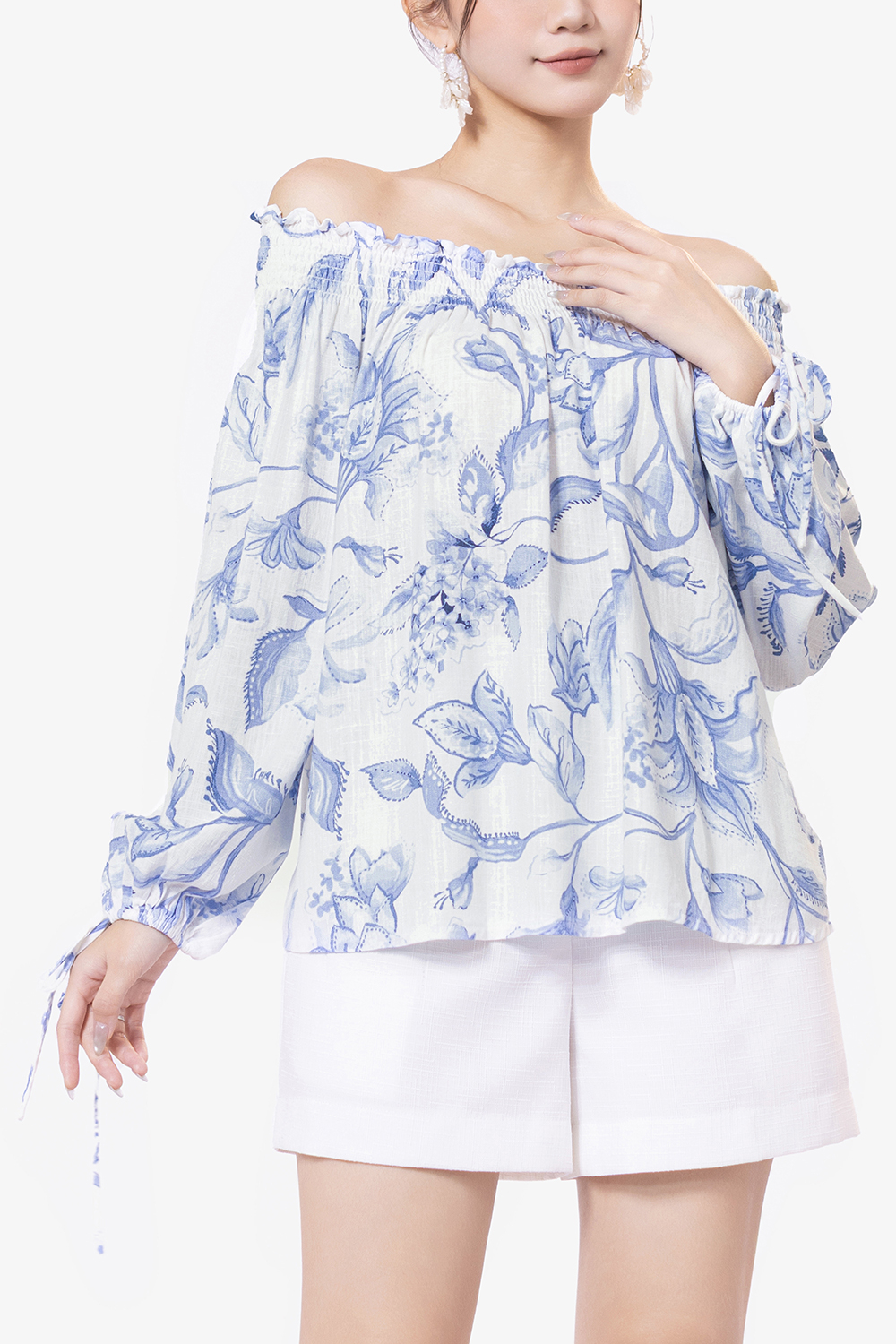 Áo kiểu họa tiết hoa trễ vai tay dài