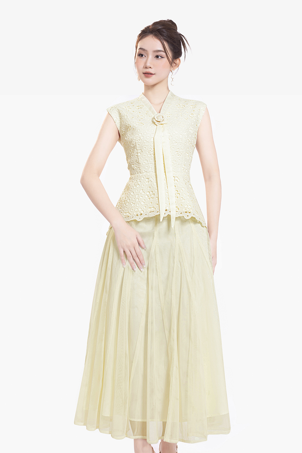 Áo ren kiểu peplum cổ V đính hoa